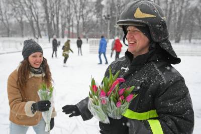 Как российские мужчины поздравляют женщин с 8 марта