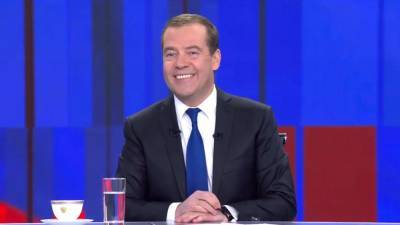 "Дорогие женщины!": Медведев опубликовал поздравление с 8 Марта