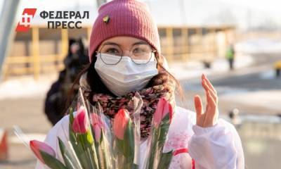 Активная молодежь встретила женщин в сахалинском аэропорту цветами