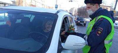 Инспекторы ГИБДД в Петрозаводске останавливали автоледи, чтобы подарить цветы