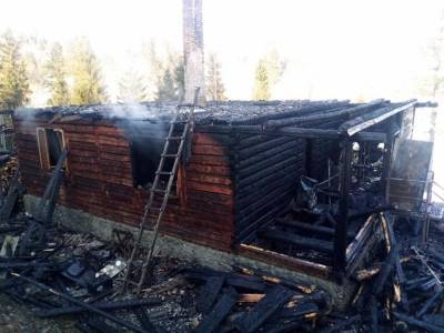 На Львовщине дотла сгорел деревянный дом: погиб мужчина – фото