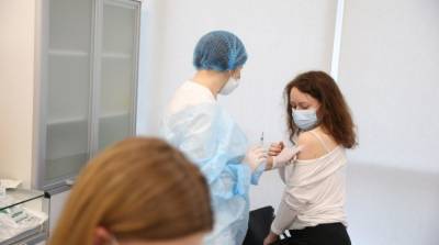 Прививку от коронавируса получили почти 18 тысяч украинцев