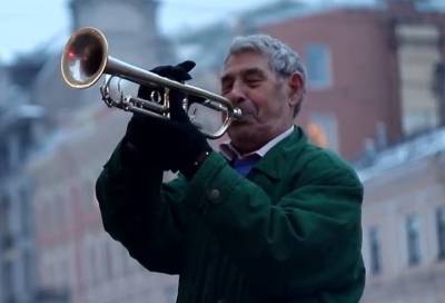 Петербургский трубач Дядя Миша провел праздничный концерт в честь 8 Марта