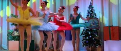 Потерялись во времени: российских врачей поздравили с 8 марта рождественским концертом