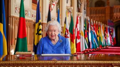 Королева Елизавета II выступила с обращением к британцам: фото нового образа Ее Величества