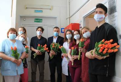 В Смоленске волонтеры поздравили женщин-врачей ковидного госпиталя