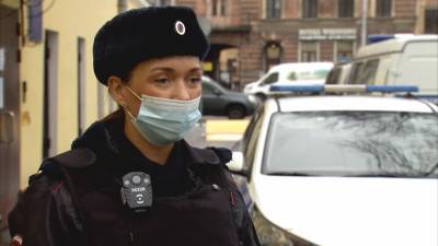 Женщины-полицейские в Петербурге встречают весенний праздник на службе