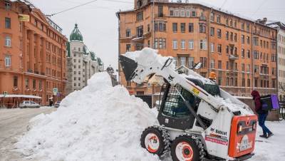 На уборку дворов Петербурга вышли более 6 тыс. коммунальщиков