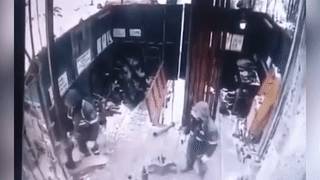 "Взбесившаяся" буровая установка сбила с ног зазевавшегося рабочего — видео
