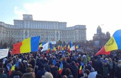 В Бухаресте сотни людей протестовали против плана об обязательной вакцинации