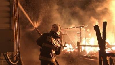 Мать и двое детей заживо сгорели в собственном доме под Омском