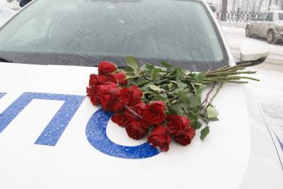 Госавтоинспекторы дарят цветы рязанским автоледи