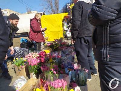 Женский день: одесситы массово штурмуют цветочные магазины (фото, видео)