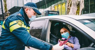 Фиалки для дам: грузинские патрульные поздравляют женщин-водителей с 8 Марта