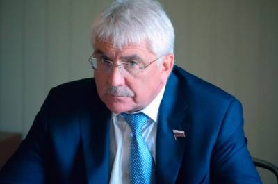 Депутат назвал закрытие телеканалов на Украине ударом по демократии