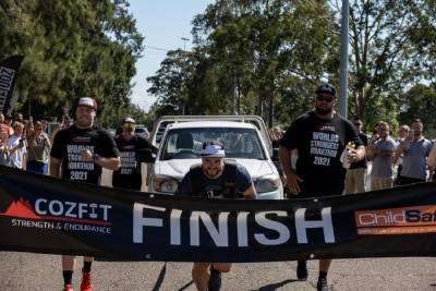 Австралиец пробежал марафон, протащив за собой 1,6-тонный грузовик