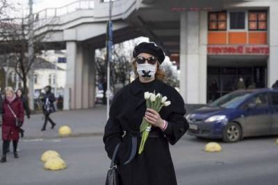 В центре Минска сегодня встречались женщины в черном с белыми цветами