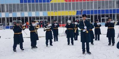 Сотрудники МЧС поздравили женщин с 8 Марта концертом в парке Горького