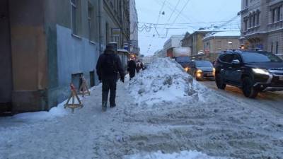 Снег в Петербурге 8 марта убирают более 6 тысяч дворников