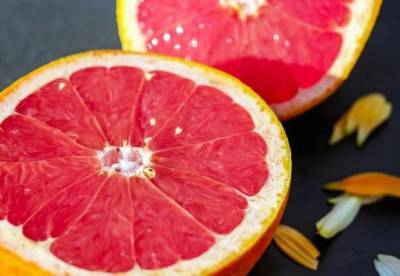 Медики объяснили, при каких заболеваниях опасно есть грейпфрут