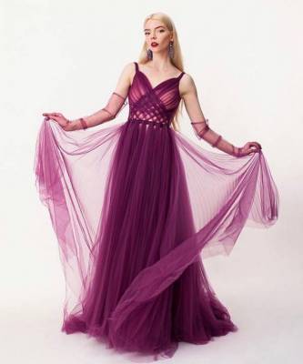 В оттенке византийской сирени: ослепительное кутюрное платье Dior Ани Тейлор-Джой