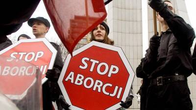 Предлагается предоставлять помощь женщинам Польши в прерывании беременности по патологии