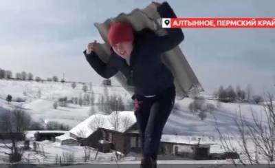 8 марта в Прикамье: женщина перетаскала шифер на гору, чтобы построить будку