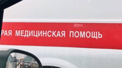 Пассажир красной легковушки погиб при столкновении авто с деревьями в Калининграде