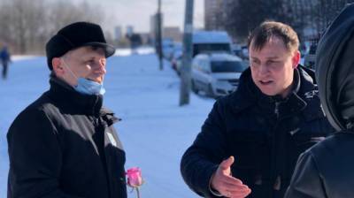 Депутат Вострецов и космонавт Борисенко вручили цветы жительницам Петербурга
