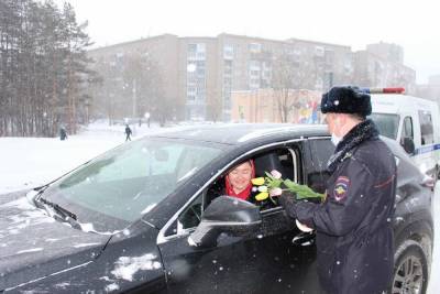 Сотрудники ГИБДД Удмуртии подарили цветы женщинам-водителям