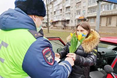 Великолукские полицейские подарили цветы женщинам-водителям