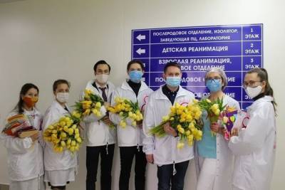 Врачам и пациенткам Перинатального цетра вручили цветы и поздравления с 8 марта