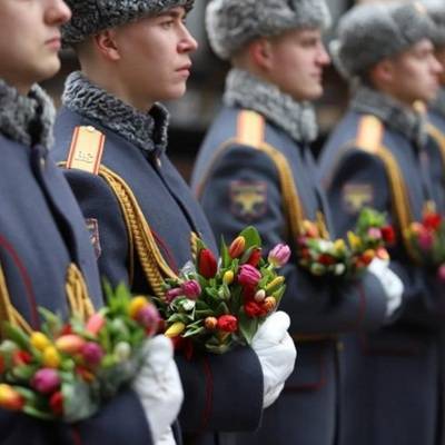 Российские военные подарили цветы женщинам на Арбате