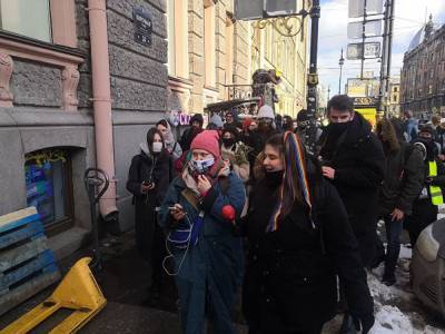 В Петербурге феминистки, несмотря на запрет властей, вышли на массовое шествие
