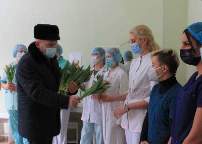 Единороссы поздравили смоленских медработниц с 8 Марта