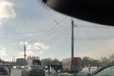 Маршрутка врезалась в ограждение на Светлановском проспекте