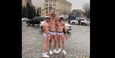 В Харькове полуголые парни с цветами поздравляли женщин с 8 Марта - ТЕЛЕГРАФ