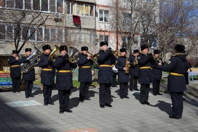 В Новороссийске оркестр устроил праздничный концерт для женщины-ветерана