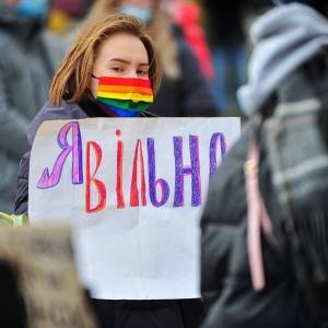 Фоторепортаж: у стен запорожской мэрии женщины требовали открыть приют для пострадавших от домашнего насилия