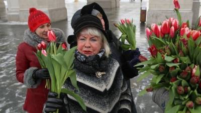 Цветы от императорских солдат: как в Петербурге поздравляли женщин с 8 Марта