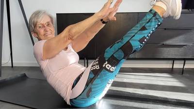 81-летняя бабушка стала фитнесс-звездой сети: физической форме женщины позавидует каждый - 24tv.ua