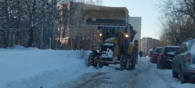 Снегоуборочная техника расширяет проезжую часть дорог Петрозаводска, утверждают в мэрии