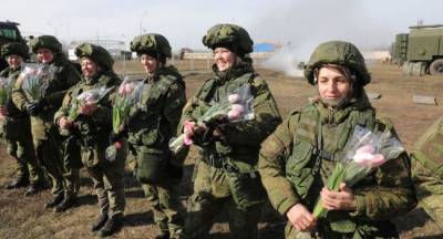 Три тысячи тюльпанов вручили женщинам на российских базах в Закавказье