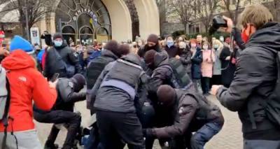 На Марше женщин в Киеве мужчина пытался перекрыть вход в метро: видео задержания