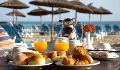 В Тунисе сократили карантин для туристов до двух дней и открыли рестораны