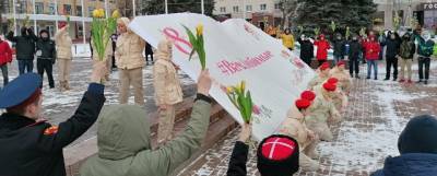 Женщин в Брянске поздравили с днем 8 Марта цветочным флешмобом