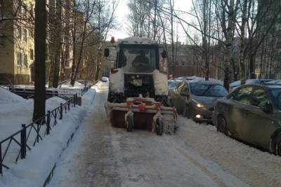 Более 6,2 тыс. дворников убирают последствия снегопада в Петербурге