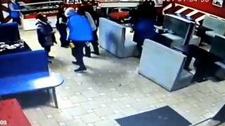 В Чувашии неадекватный посетитель бара "нокаутировал" женщину ударом ногой в живот — видео