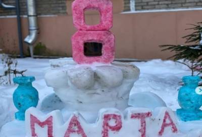 Петербургский "снежный скульптор" изготовил 3D-открытку к 8 Марта