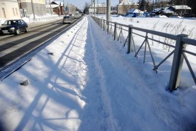 В Петрозаводске продолжается неравная борьба со снегом